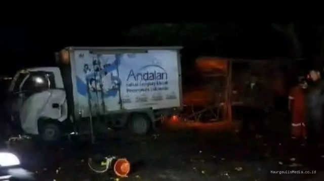 Tabrakan Maut di Karangampel: 3 Kendaraan Ringsek, Sopir Terjepit