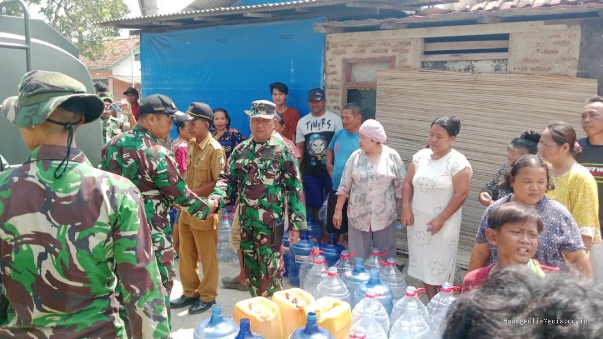 TNI Koramil Lelea Distribusikan Air Bersih untuk Warga Desa Telagasari