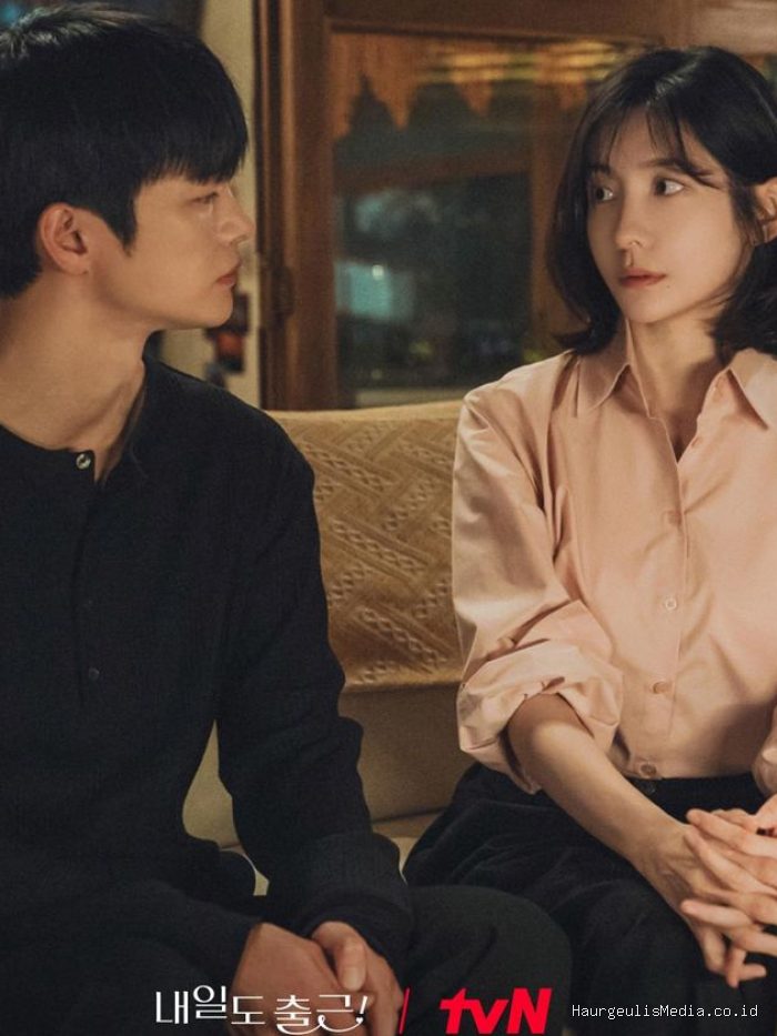 Seo In Guk dan Park Ji Hyun di drama See You at Work Tomorrow