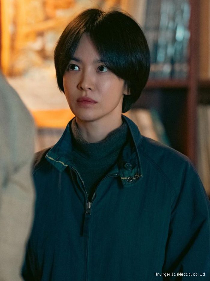 Song Hye Kyo berperan sebagai Min Ja dalam drama Korea Tantara.