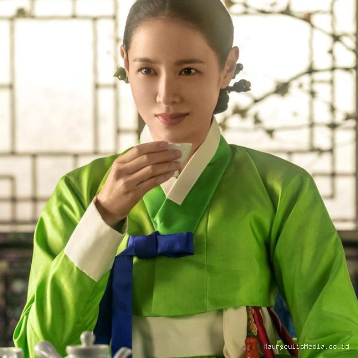 Son Ye Jin memerankan karakter Lady Cho dalam drama Korea sageuk The Scandal.