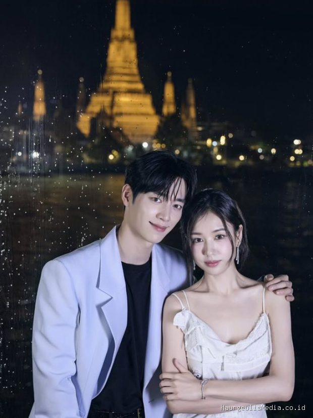 Seo Kang Joon dan Ahn Eun Jin mengambil foto romantis kala menikmati pemandangan malam di Bangkok.