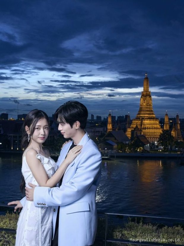 Ahn Eun Jin dan Seo Kang Joon berpose romantis dalam pemotretan terbaru di Bangkok.