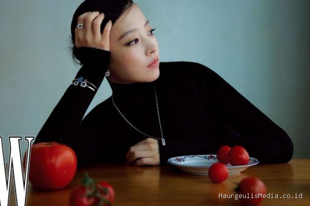 Park Bo Young memperkenalkan koleksi perhiasan terbaru Chopard dalam pemotretan bersama W Korea.