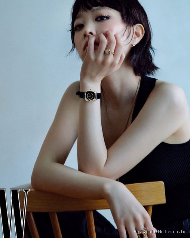 Park Bo Young untuk pertama kalinya tampil tomboy ketika menjalani pemotretan bersama W Korea.