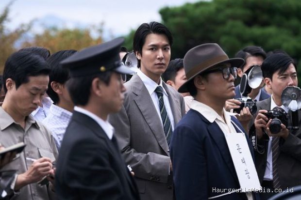 Lee Min Ho memerankan seorang reporter bernama Young Il dalam film 'The Assassin(s)'.