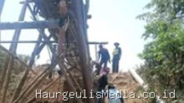 Gotong Royong Warga Indramayu Bangun Jembatan Cilalanang Mandiri