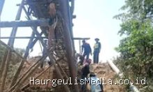 Gotong Royong Warga Indramayu Bangun Jembatan Cilalanang Mandiri