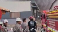 Gudang PT Food Packaging Jaya di Losarang Indramayu Terbakar 6 Jam Gudang PT Food Packaging Jaya di Losarang Indramayu Terbakar 6 Jam