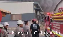 Gudang PT Food Packaging Jaya di Losarang Indramayu Terbakar 6 Jam