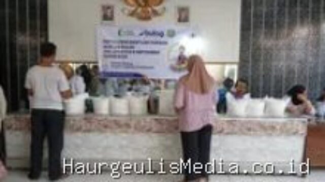 Indramayu Penyaluran Bansos Beras Bulog di Sukajati, 1.600 KPM Terima Bantuan 30 Kilogram Sekaligus