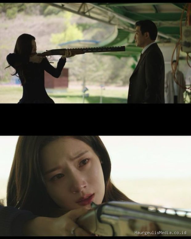 Jung Chae Yeon memerankan putri mantan mafia bernama Ham Soo Jung dalam drama 'Flex X Cop 2'. Aksi terduganya di kemunculan perdana sukses meninggalkan kesan kuat.