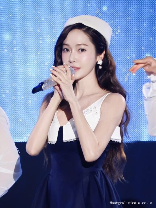 Potret Jessica Jung membawakan lagu 'Naengmyeon'.