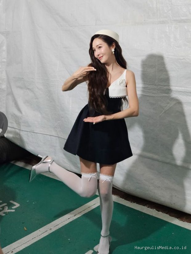Jessica Jung membagikan potret antusiasnya di balik panggung acara dalam menampilkan tarian ikonik lagu Naengmyeon.