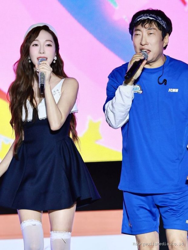 Potret Jessica Jung dan Park Myung Soo membawakan lagu 'Naengmyeon' dalam acara Infinite Challange RUN di Gyeongju.
