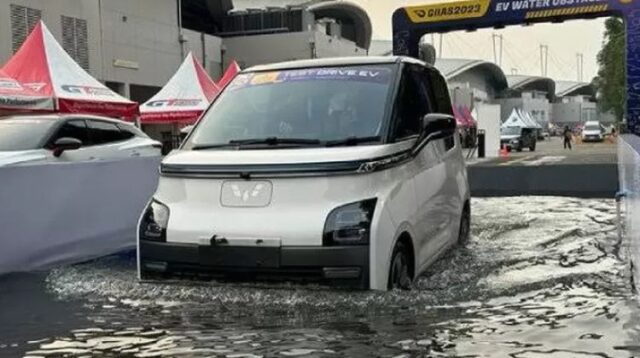 Keamanan Mobil Listrik Saat Hujan Deras: Fakta dan Tips Berkendara