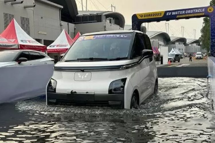 Keamanan Mobil Listrik Saat Hujan Deras: Fakta dan Tips Berkendara