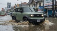 Keamanan Mobil Listrik Saat Terendam Banjir dan Panduan Penanganannya Keamanan Mobil Listrik Saat Terendam Banjir dan Panduan Penanganannya