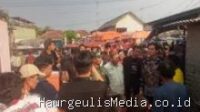 Kebakaran di Eretan Wetan: 11 Keluarga Terdampak, Lucky Hakim Tinjau Lokasi Kebakaran di Eretan Wetan: 11 Keluarga Terdampak, Lucky Hakim Tinjau Lokasi