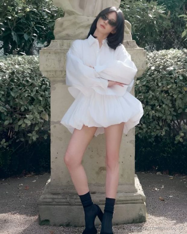 Song Hye Kyo memancarkan aura old money yang berjiwa bebas dalam penampilan terbarunya yang mengenakan gaun putih Celine.
