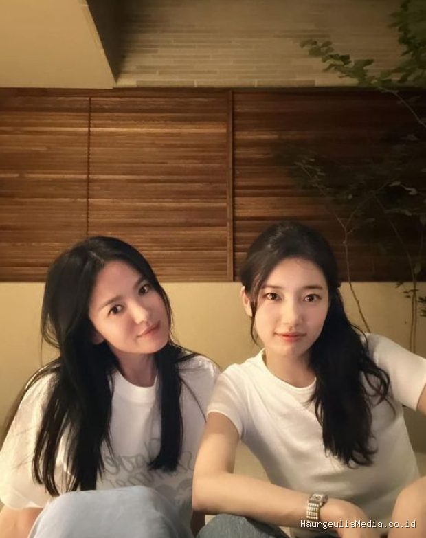 Di balik sorotan mengenakan gaun yang sama secara kebetulan dalam waktu berdekatan, Song Hye Kyo dan Suzy ternyata adalah sepasang sahabat dekat.