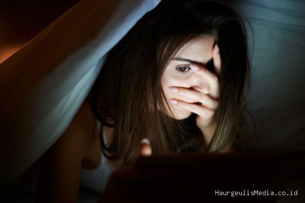 Waktu menonton true crime perlu diperhatikan ketika kebiasaan menonton mulai membuat seseorang cemas, terlalu waspada, sulit tidur, atau merasa tidak aman.