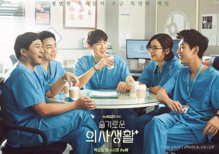 Hospital Playlist (2020) mengisahkan lima dokter sahabat tentang pekerjaan, cinta, dan persahabatan yang hangat.