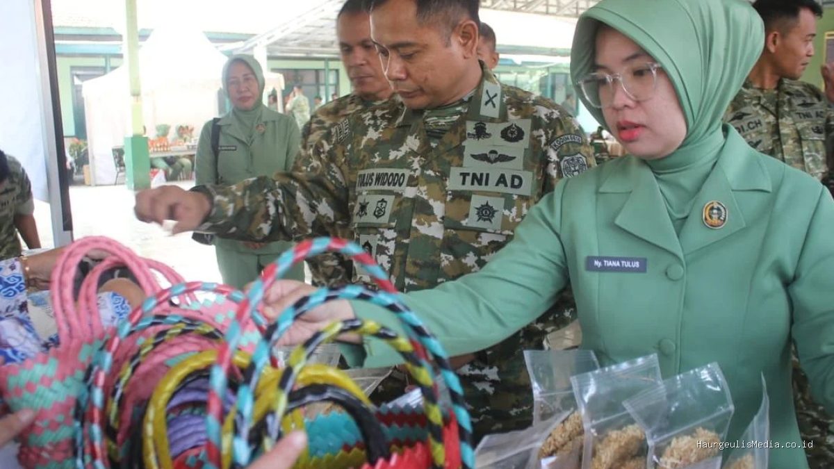 Kodim 0616/Indramayu Perkuat Ekonomi Lokal Lewat Bazar HUT TNI
