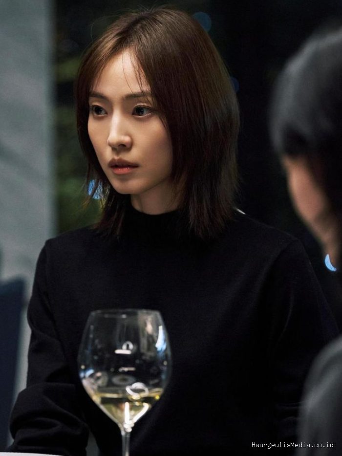 Jeon So Nee sebagai Jo Eun Su di As You Stood By