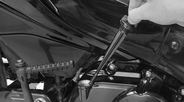 Langkah Mudah Mengecek Kondisi Oli Motor Sebelum Berkendara