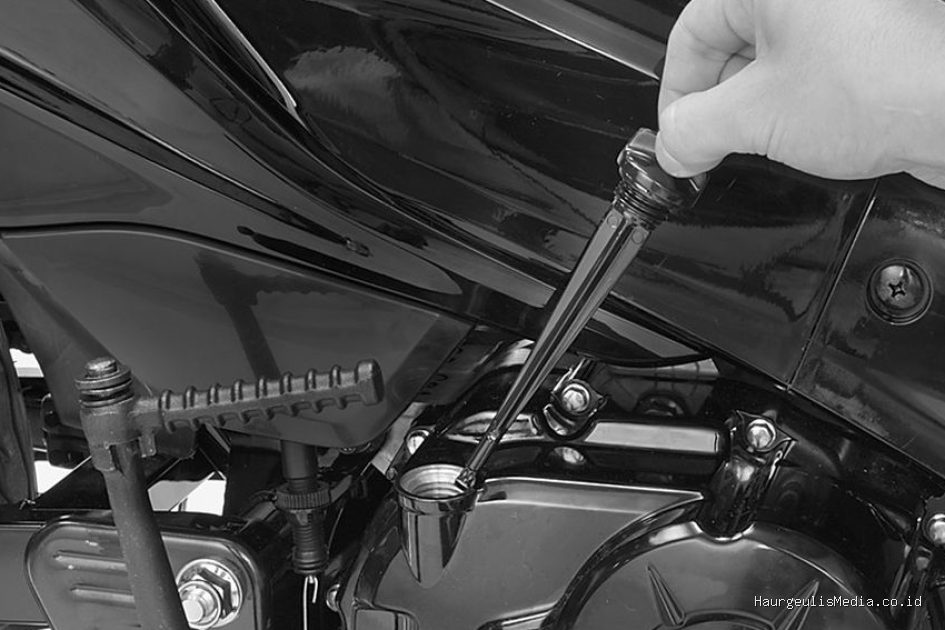 Langkah Mudah Mengecek Kondisi Oli Motor Sebelum Berkendara
