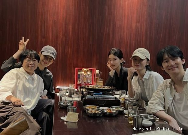 Suzy membagikan kebersamaannya bersama tim drama Anna yang sedang menikmati makan malam akrab pada (12/9).