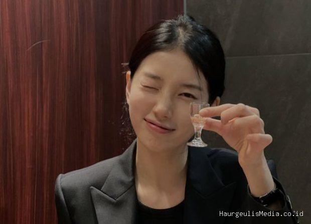Suzy membagikan swafoto manis dirinya ketika menghadiri acara makan malam bersama tim drama 'Anna'.