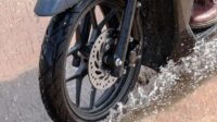 Panduan Memilih Ban Motor yang Aman untuk Jalanan Basah