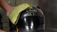 Panduan Mencuci Helm agar Bersih, Bebas Bau, dan Nyaman