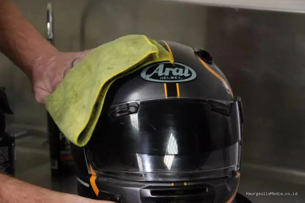 Panduan Mencuci Helm agar Bersih, Bebas Bau, dan Nyaman