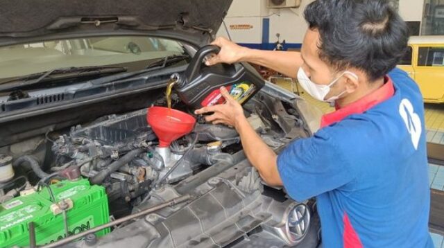 Panduan Waktu Ideal Ganti Oli Mesin Mobil Berdasarkan Jarak Tempuh