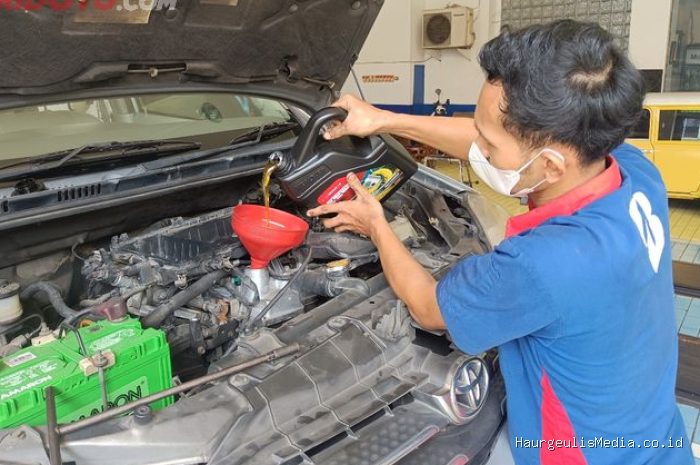 Panduan Waktu Ideal Ganti Oli Mesin Mobil Berdasarkan Jarak Tempuh