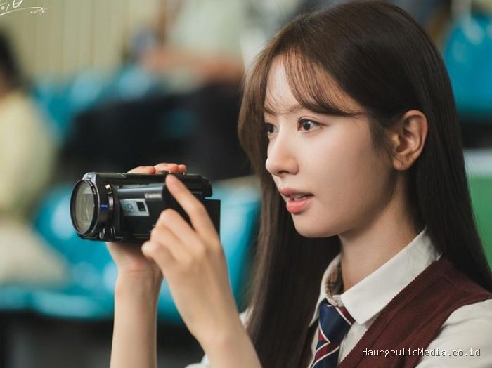 Kim Ji Yeon berperan sebagai Yoon Ha Na, aktris papan atas yang secara tidak terduga kembali ke masa lalu dan berencana untuk menyelamatkan cinta pertamanya yang telah meninggal.