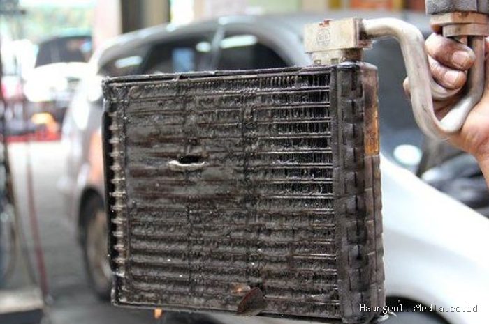 Penyebab AC Mobil Bau Saat Pertama Dinyalakan dan Solusinya