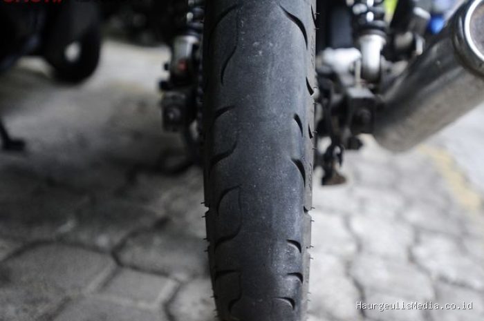 Penyebab Ban Motor Cepat Botak Sebelah dan Cara Mengatasinya