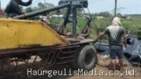 Pikap Terperosok di Jalan Raya Toang Sliyeg Indramayu, Sopir Diduga Lelah