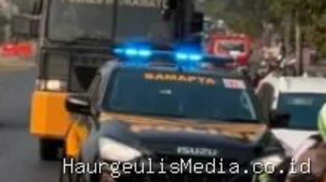 Polres Indramayu Bersihkan Jalan dengan Water Cannon, Cegah Dampak Abu Vulkanik