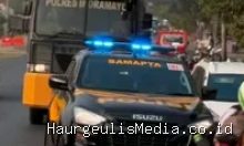 Polres Indramayu Bersihkan Jalan dengan Water Cannon, Cegah Dampak Abu Vulkanik