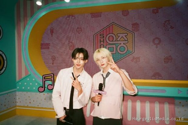 Potret Sungho BOYNEXTDOOR dan Sangwon ALD1 dalam panggung MC 'Music Core' pada (5/9).