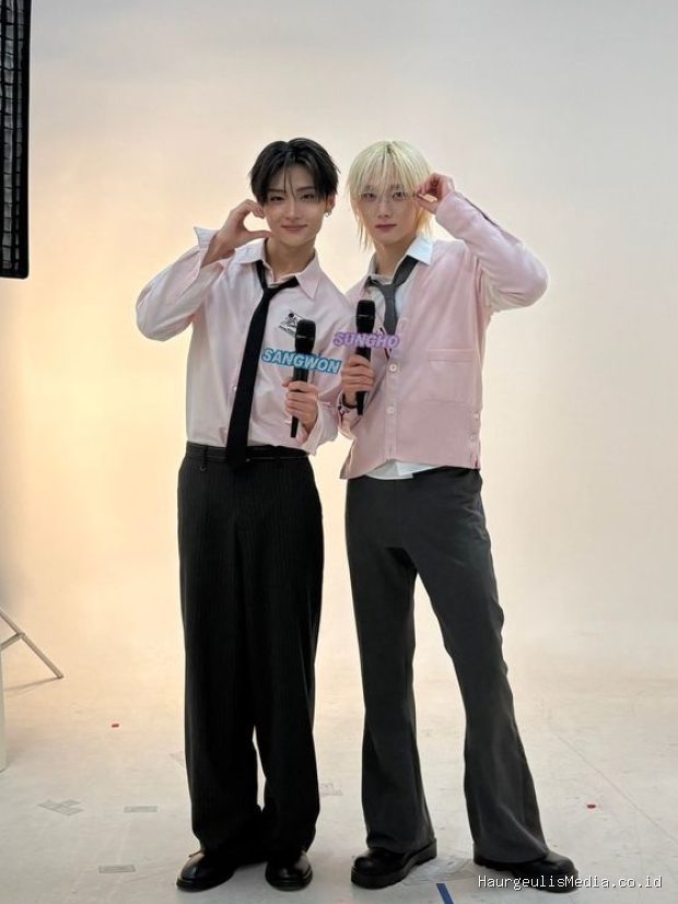 Potret Sungho BOYNEXTDOOR dan Sangwon ALD1 yang siap memandu acara Music Core dalam jangka waktu lama.