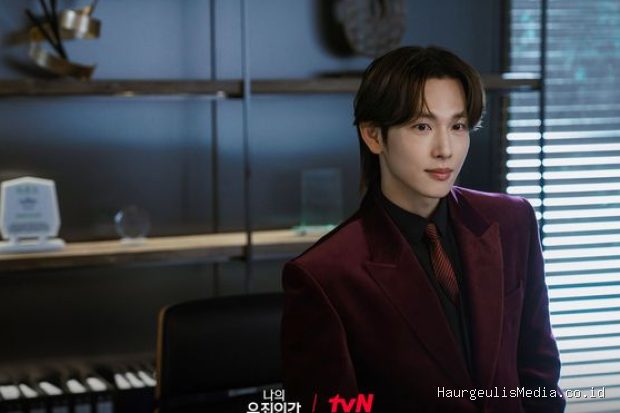 Yim Si Wan memancarkan pesona mahal untuk karakter terbarunya sebagai pewaris dalam drama 'Love in Disguise'.