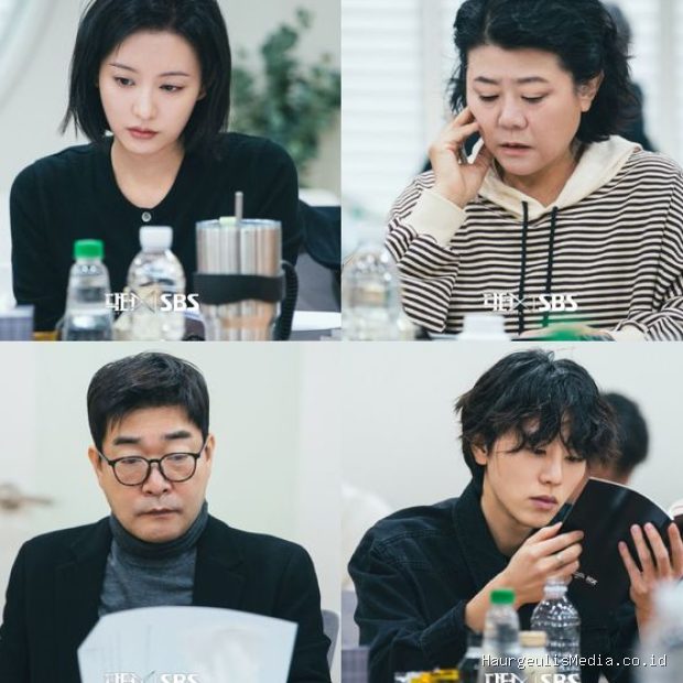 Kim Ji Won, Lee Jung Eun, Son Hyun Joo, dan Kim Woo Seok membacakan dialog mereka yang berinteraksi bersama dalam proses pembacaan naskah drama 'Doctor X: The Age of the White Mafia'.