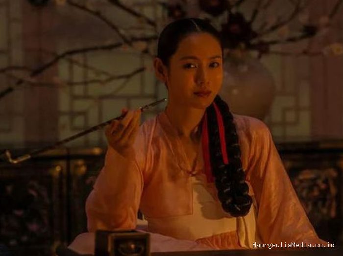 Son Ye Jin comeback ke drama sageuk setelah 24 tahun lewat serial The Scandal. Ia memerankan perempuan bangsawan yang berbeda, serta beradu akting dengan Ji Chang Wook dan Nana.
