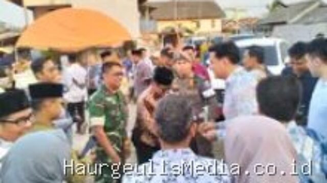 Tinjau Kebakaran Eretan, Kapten Arh Dadan Haidir dan Lucky Hakim Upayakan Pemulihan Korban